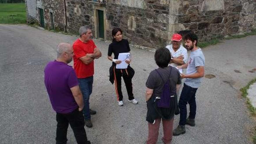 González Costa, durante su reunión con vecinos y arqueólogos.