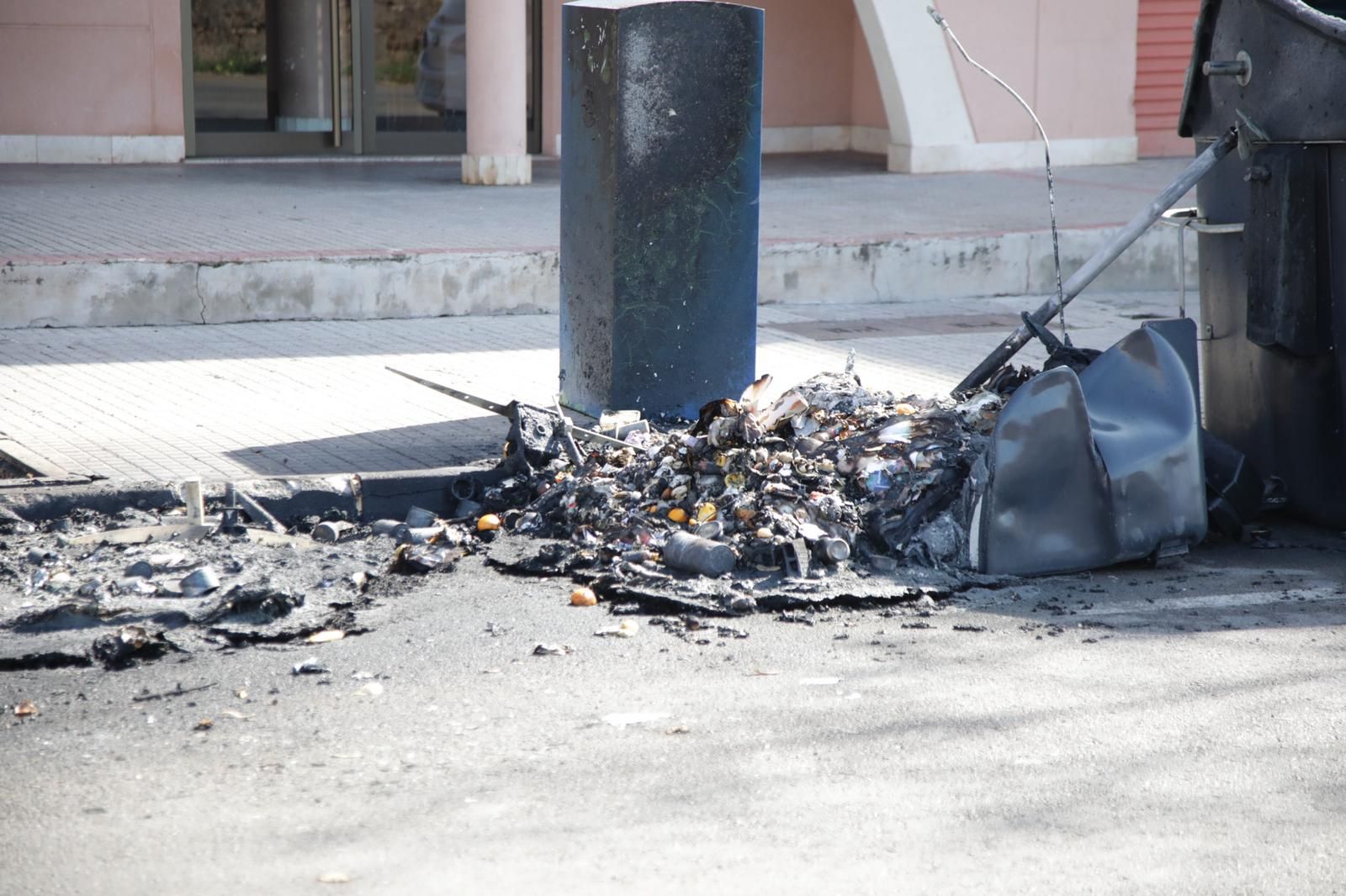 Provocan tres incendios en coches y contenedores de madrugada en Palma