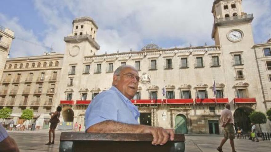 Ramón Campos Campos, delante del Ayuntamiento de Alicante.