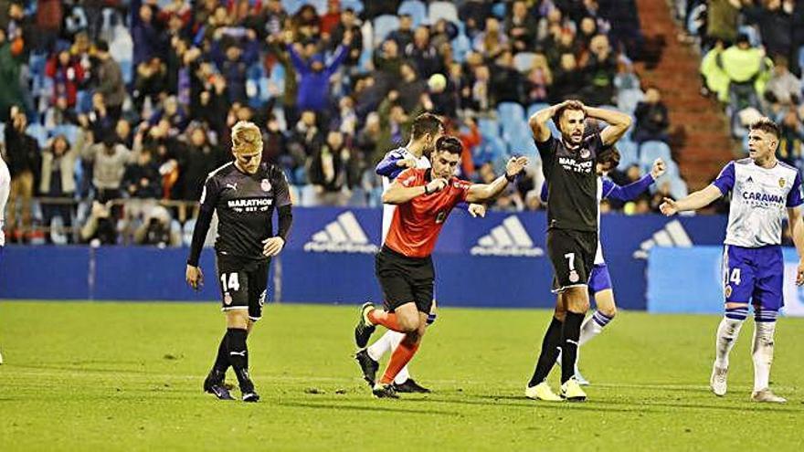 L&#039;àrbitre assenyala el primer dels dos penals del VAR en el partit d&#039;ahir.