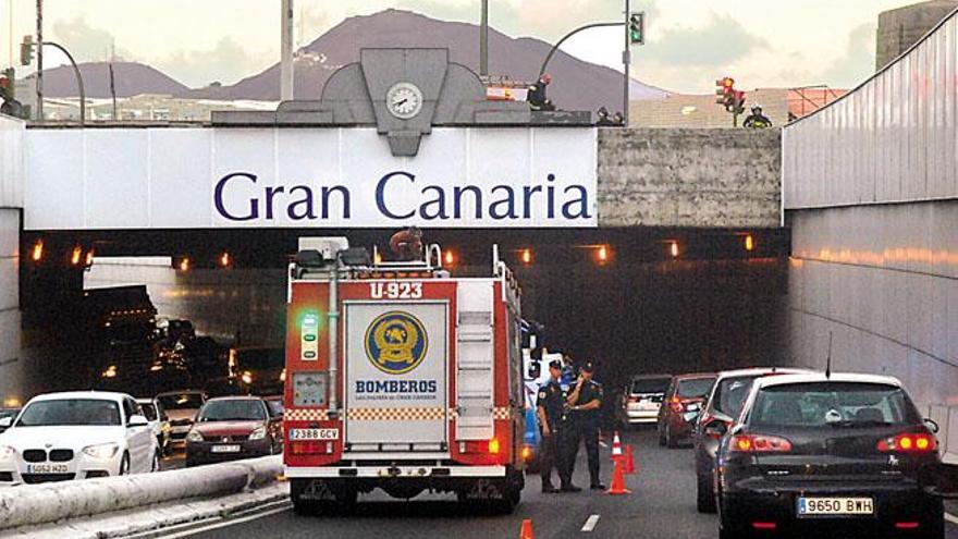 Vista del túnel y del tráfico durante la actuación de los bomberos. | policía local