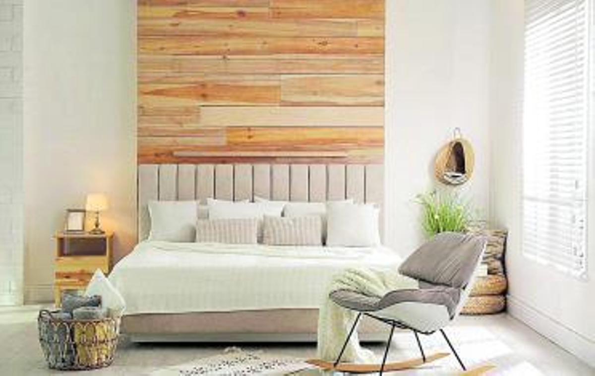 Madera en las mesillas de noche y a modo de cabecero. | SHUTTERSTOCK