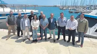 Aguirre exhibe en Vinaròs su apoyo a los pescadores de Castellón ante la ‘frontera’ catalana