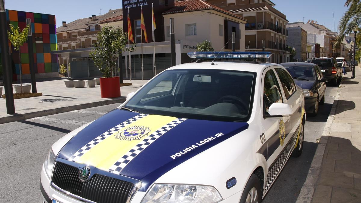 Un coche de la Policía Local de Ibi ante la jefatura, en una imagen de archivo.