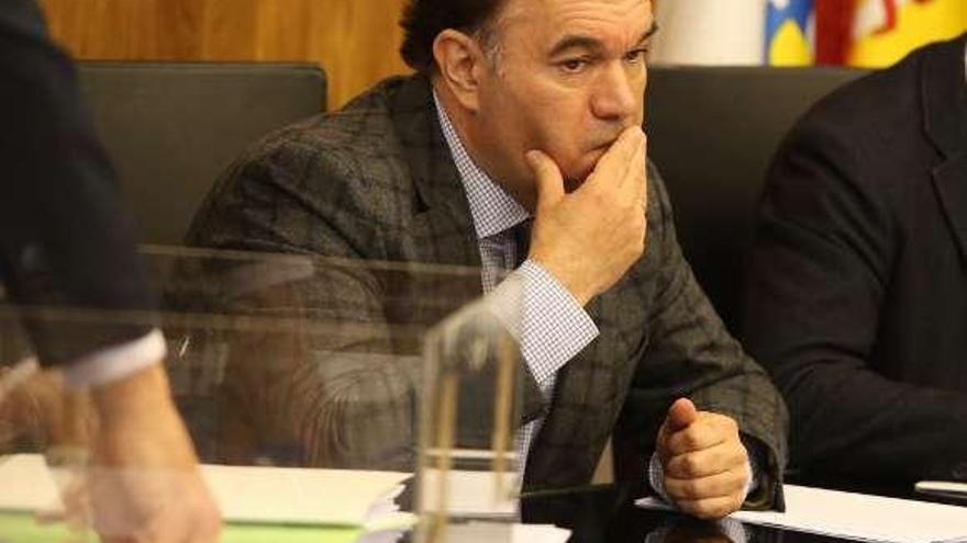 Crespo, con semblante de preocupación tras la indisposición sufrida por Xesús Cordeiro en el pleno de anteayer.  // Bernabé/Gutier.