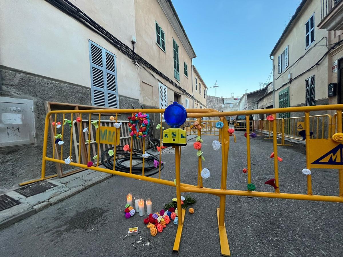Velas y flores en la calle Sant Francesc de Manacor en homenaje al joven Miguel Ángel Flórez fallecido en el derrumbe.
