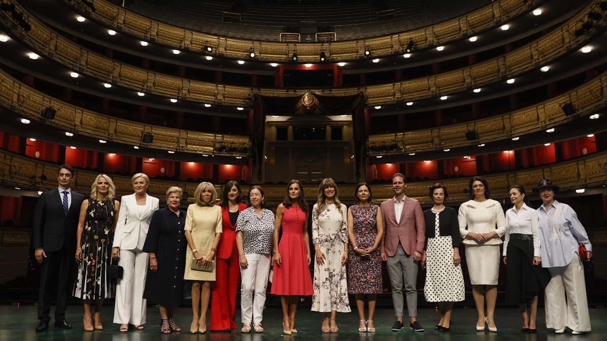 ***CORRECCIÓN. CORRIGE IDENTIFICACIÓN*** GRAF1121. MADRID, 30/06/2022.- La reina Letizia (c), la mujer del presidente del Gobierno, Begoña Gómez (c-d), la mujer del secretario general de la OTAN, Ingrid Schulerud (c-i) y la primera dama francesa, Brigitte Macron Biden (5i) durante su visita al Teatro Real de Madrid este jueves durante las visitas culturales a los acompañantes de los mandatarios que asisten a la cumbre de la OTAN. EFE/ Ballesteros POOL