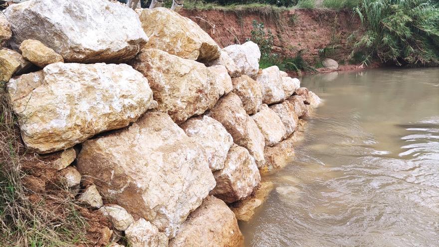 Alcàntera construye un muro de contención en el río