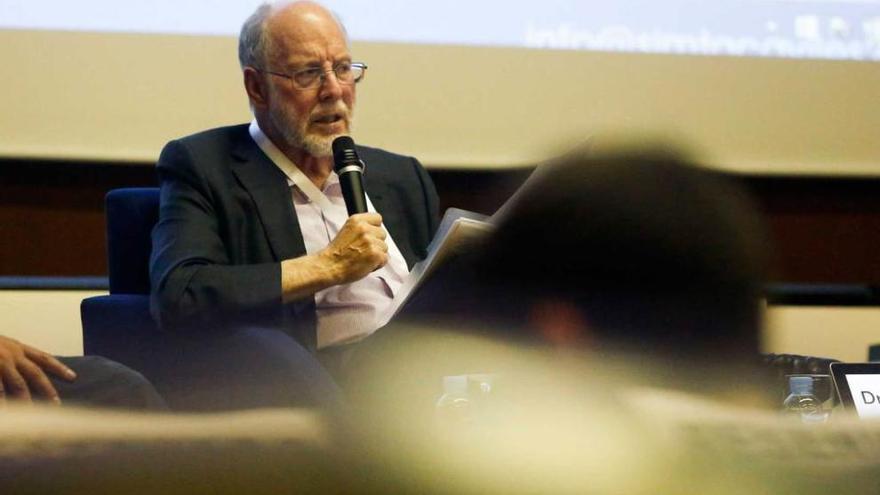 Diego Gracia Guillén, ayer, en el salón de actos del San Agustín.