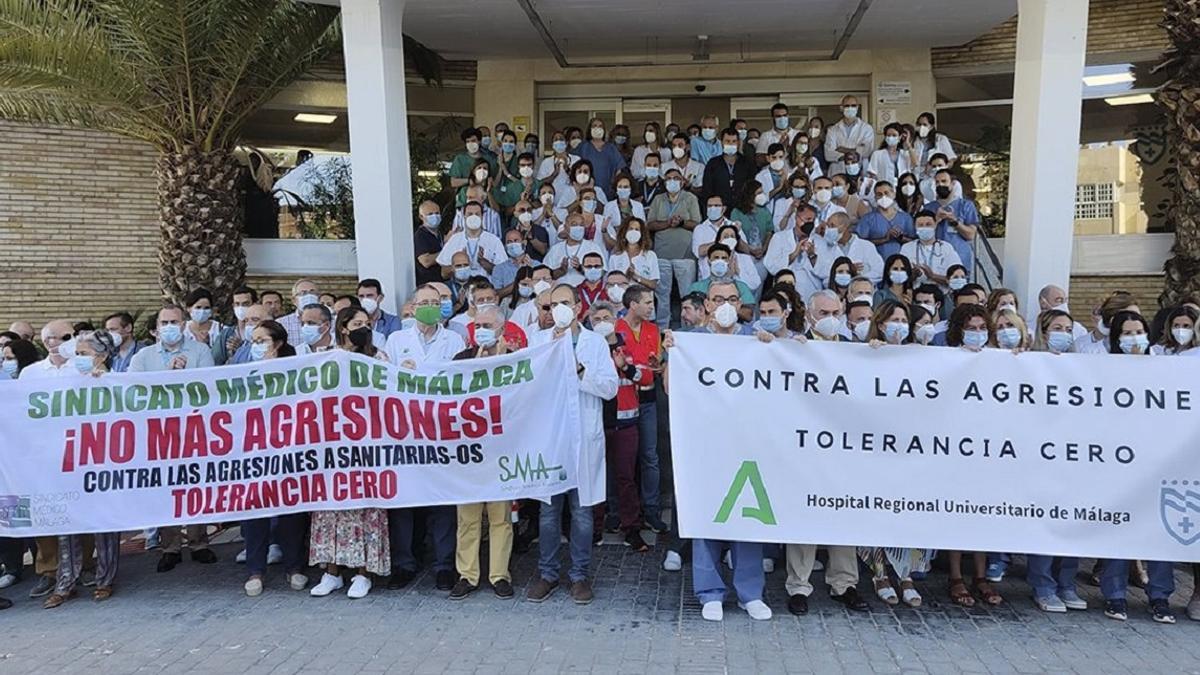 Concentración en repulsa de la última agresión, el viernes en el Hospital Regional de Málaga.