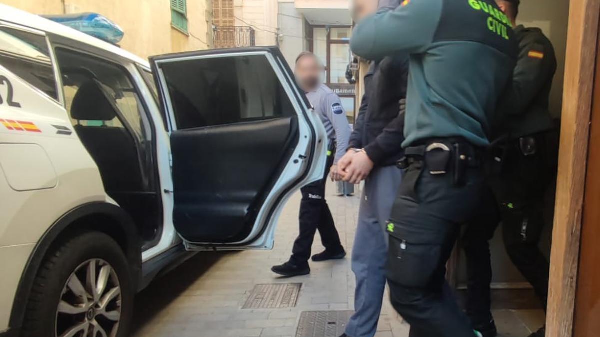 La Guardia Civil traslada a uno de los presuntos atracadores.