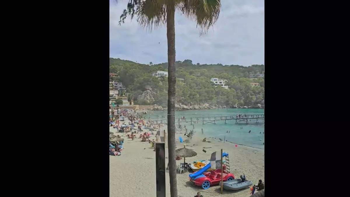 Die plötzliche Sturmböe ließ Surfboards, Sonnenschirme und Handtücher durch die Luft fliegen, richtete jedoch keine Schäden an.
