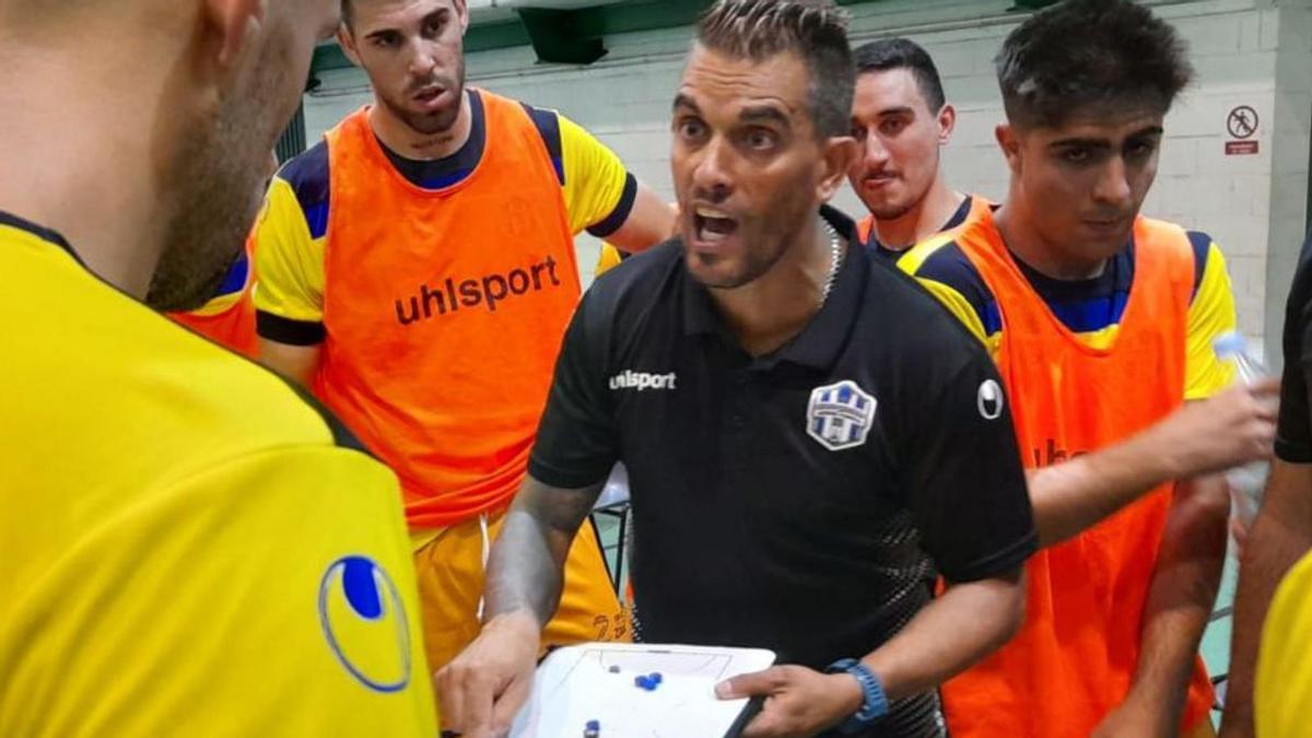 Chema Sánchez, dando instrucciones a sus jugadores. | LOZ