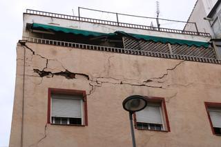 El edificio de la calle de Granada de Badalona desalojado por grietas tendrá que ser demolido