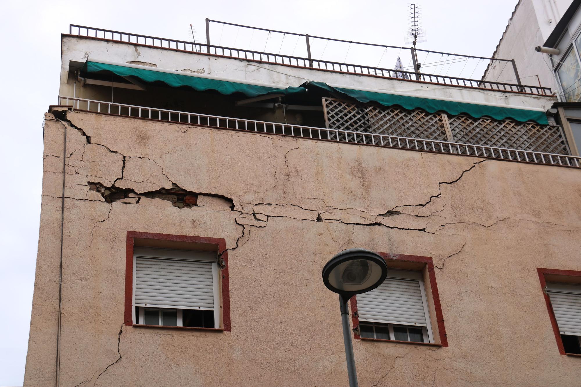 Edificio de Badalona al borde del derrumbe.