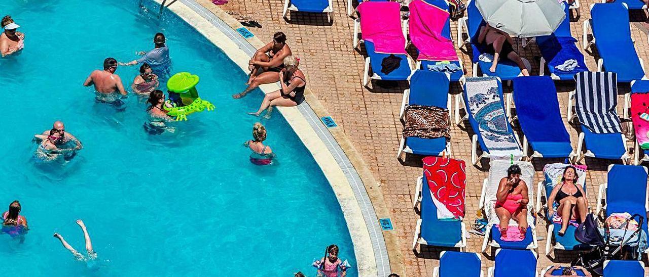 Una zona de piscina de un hotel en una foto de archivo.