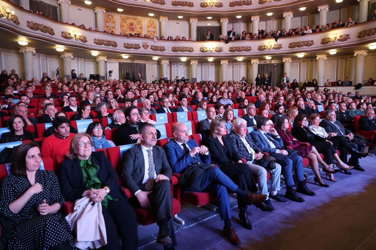 Gala de entrega de las Medallas de Oro de la Ciudad y los premios de Vigueses Distinguidos 2025, en el Teatro García Barbón de Vigo