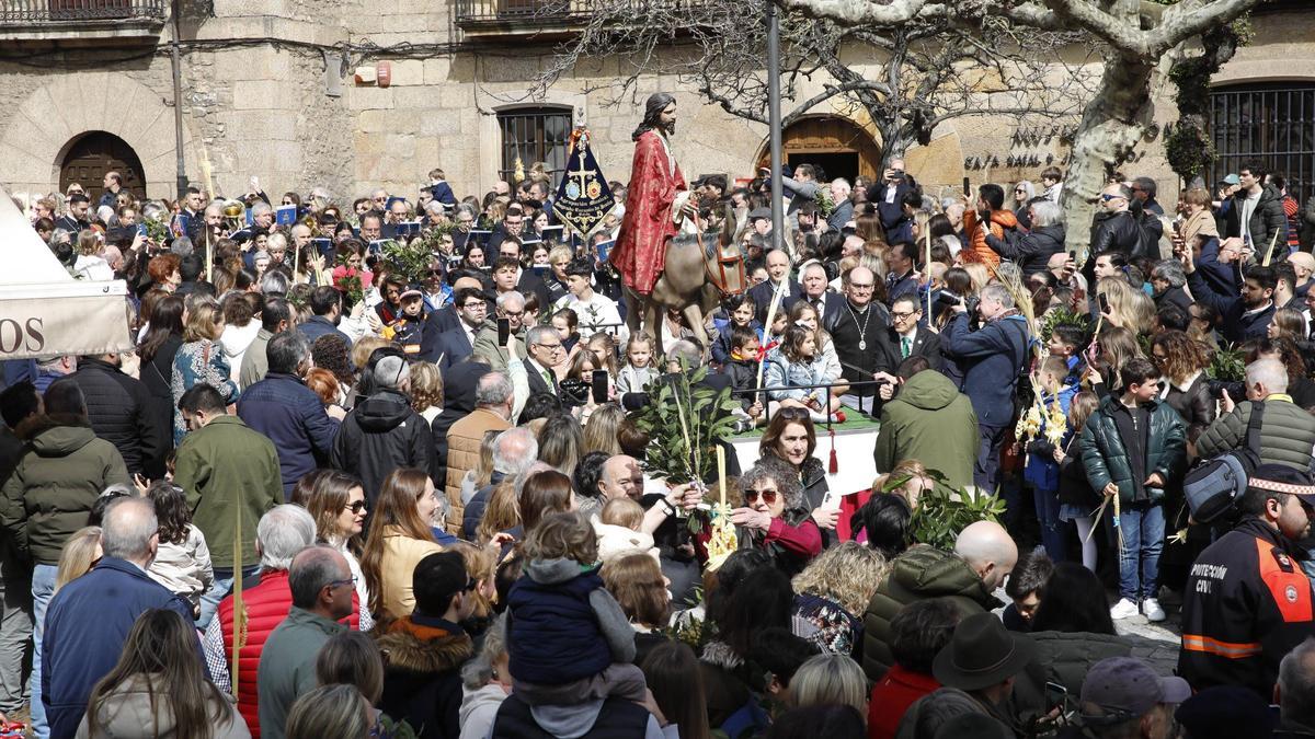 VÍDEO: Así fue la procesión de la Borriquilla y la bendición de ramos en Cimadevilla