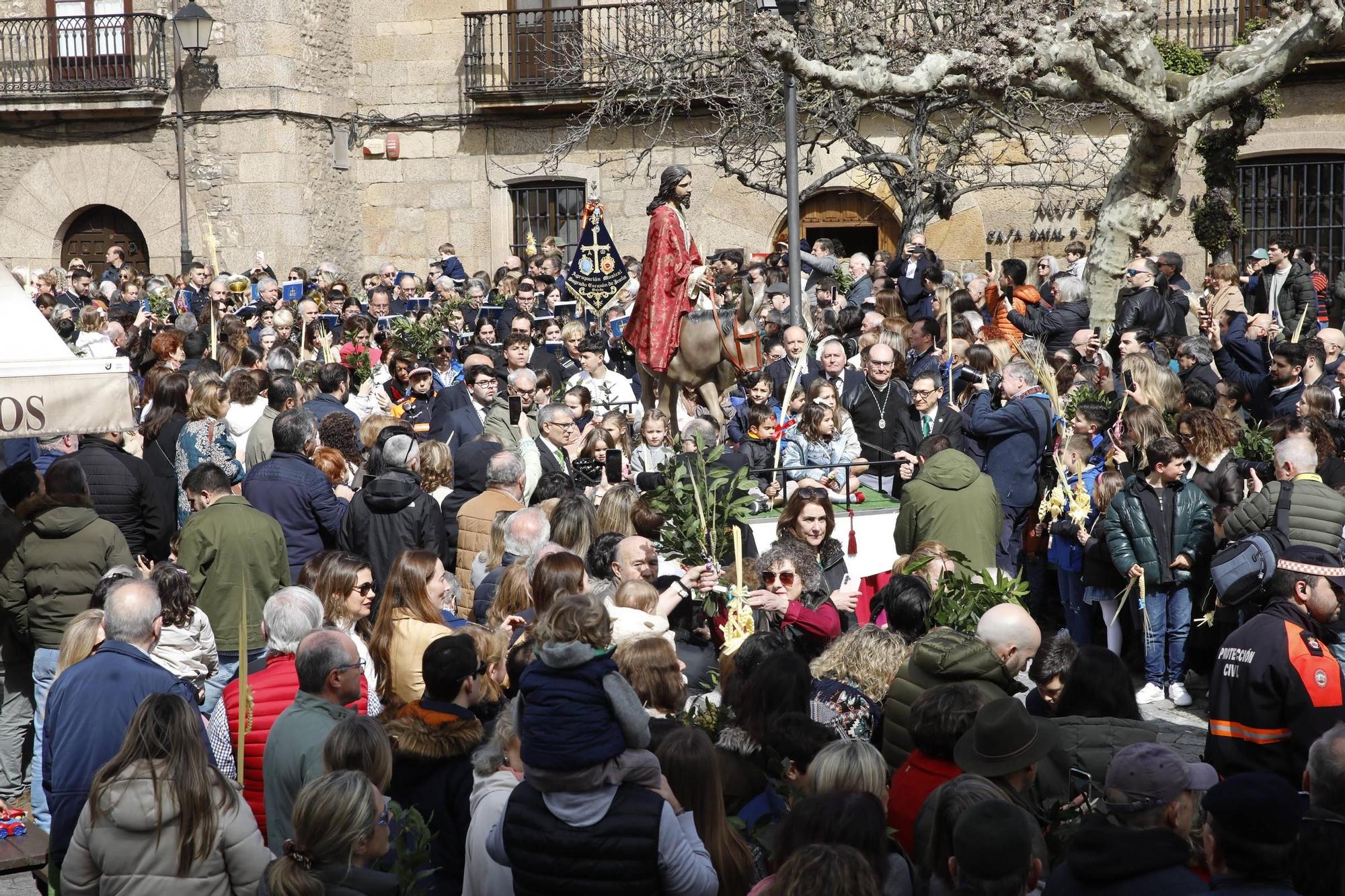 EN IMÁGENES: Gijón procesiona para celebrar el Domingo de Ramos