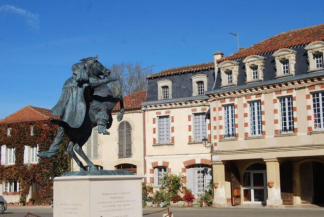La plaza de D'Artagnan en Lupiac presidida por una estatua ecuestre del personaje