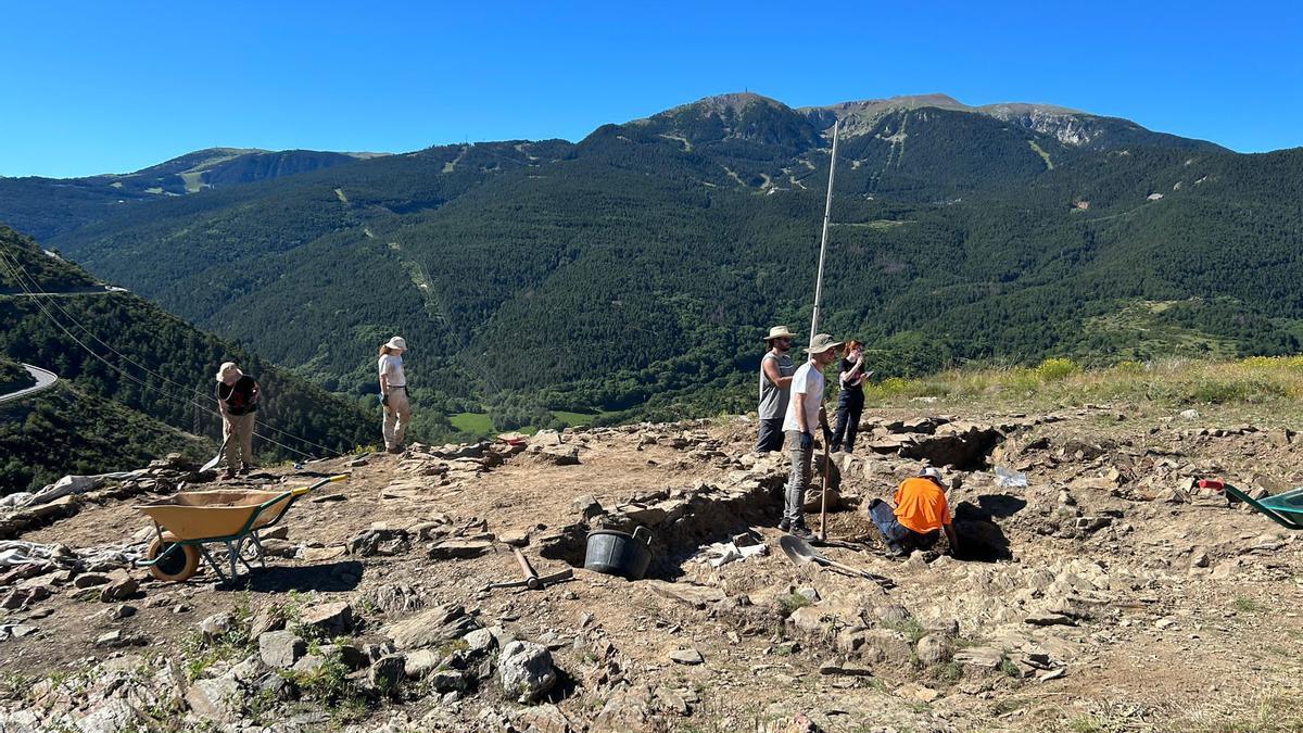 Un equip d'arqueòlegs en un jaciment de Fontanals