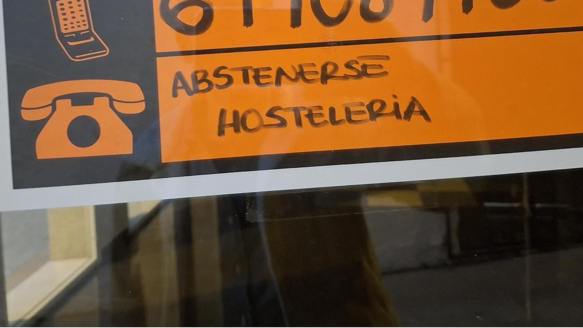 El curioso cartel colocado por el dueño de un local comercial de Xàbia: "Abstenerse hostelería"