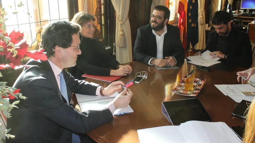 Imagen del encuentro entre el conseller Vidal y la ministra Tejerina, ayer en Madrid.