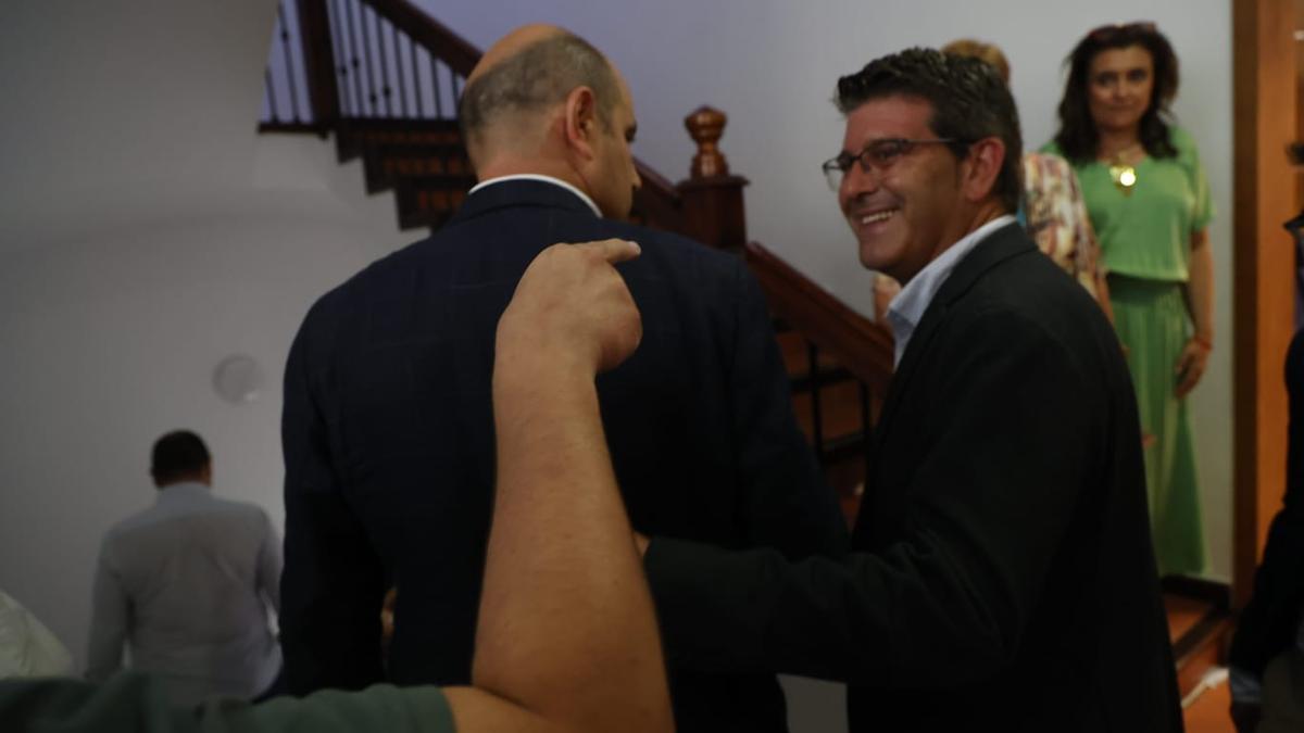 Concejales del PSPV increpan a Rodríguez tras salir del pleno.