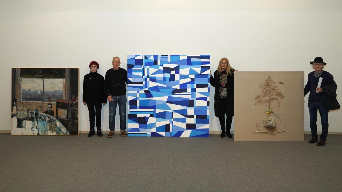 Por la izquierda, Beatriz Gutiérrez, Ramón Quirós, Aurora Cienfuegos y José Manuel Núñez, con las tres obras ganadoras. En el centro, aparece la que ha obtenido el primer premio.