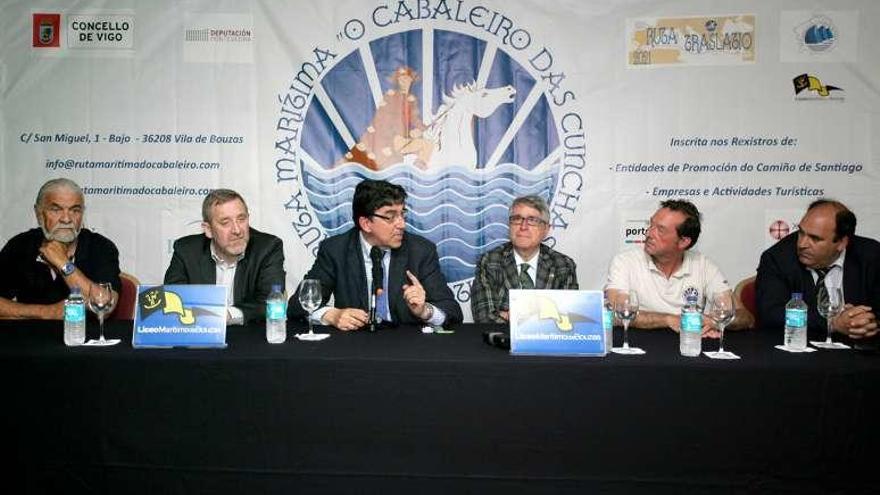 Presentación de la ruta ayer en el Liceo de Bouzas. // Faro