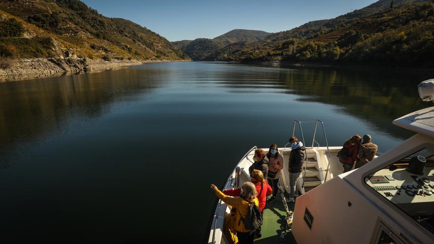 As rutas en catamarán apuntalan á Ribeira Sacra coma destino de referencia con 26.000 viaxeiros