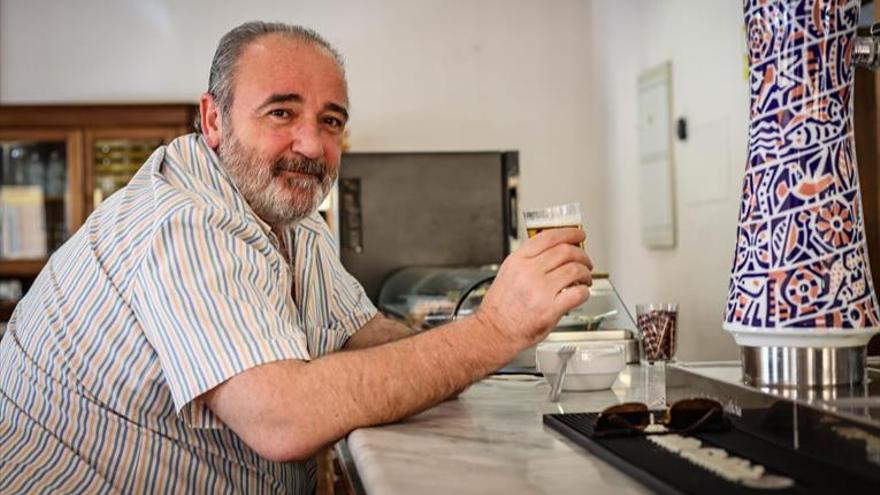 La vuelta a la barra del bar