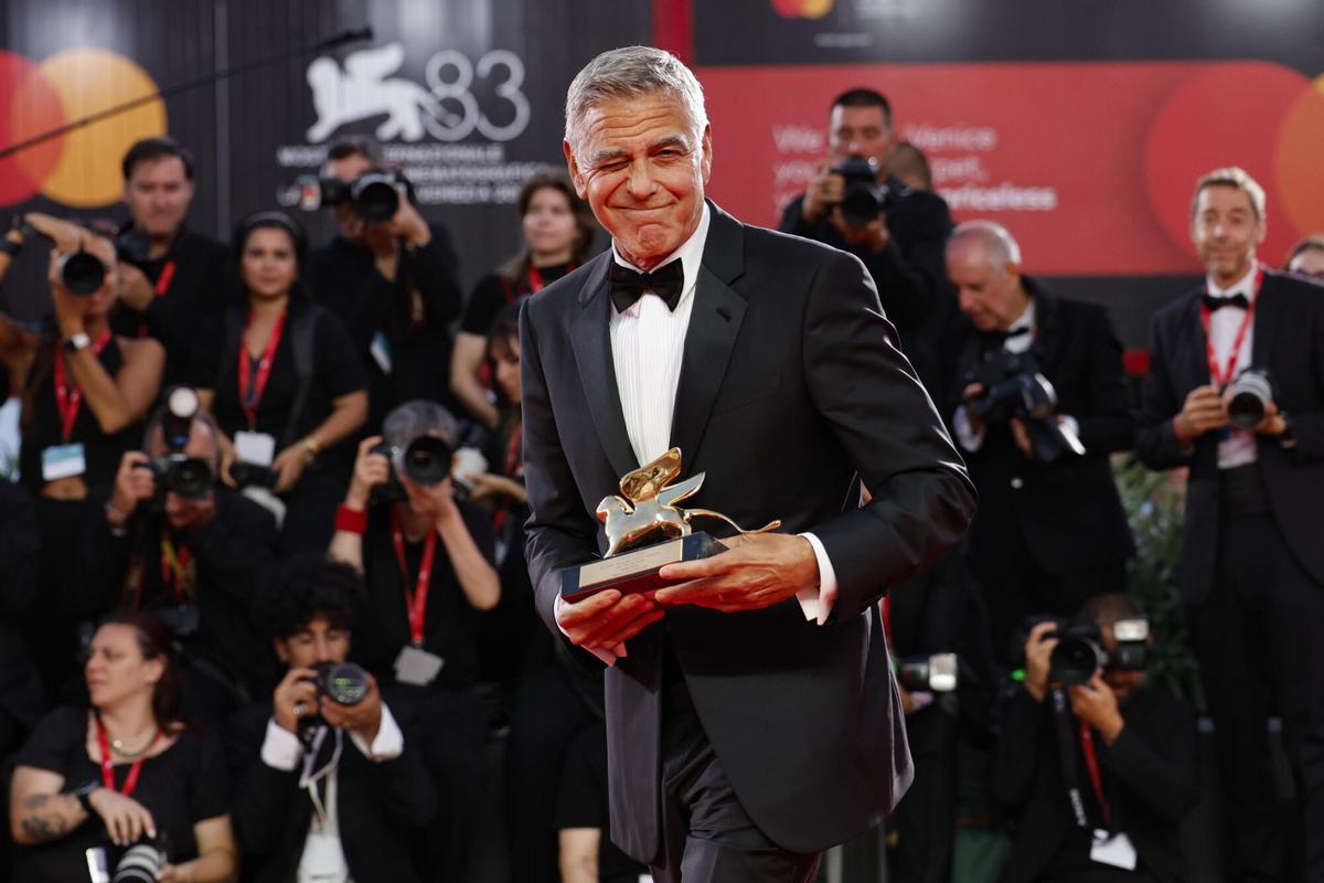 George Clooney sostiene el Premio León de Oro a toda su carrera.