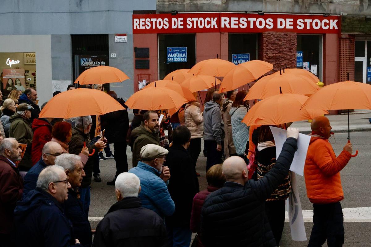 EN IMÁGENES: Los vecinos de La Calzada vuelven a la calle y avisan que no pararán hasta tener respuesta del ministro Puente: "Tiene una obligación moral con nosotros"