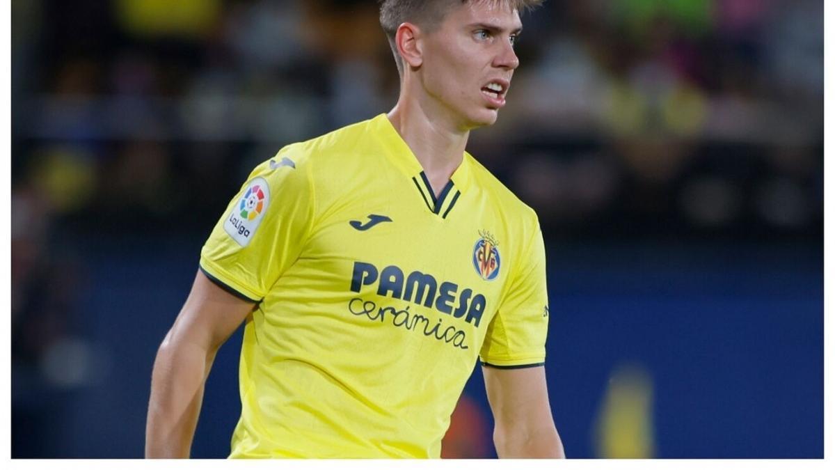 El amarillo Juan Foyth pelea un balón con Álvaro García en un lance del juego.