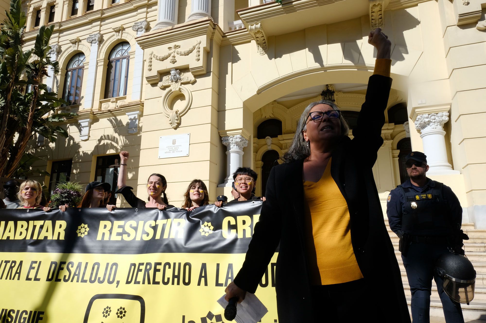 Manifestación en defensa de La Casa Invisible por las calles de Málaga.