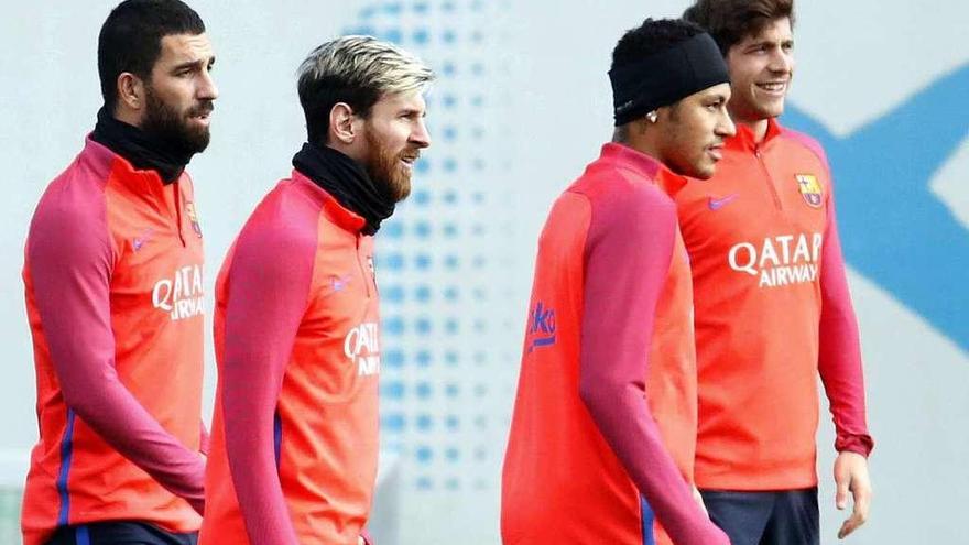 Arda, Messi, Neymar y Sergi Roberto, durante el entrenamiento de ayer. // Efe