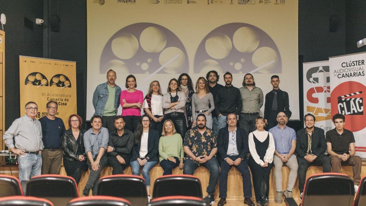 Participantes y miembros del jurado en la VI Aceleradora de Cine de Canarias y asistentes a la entrega de premios.