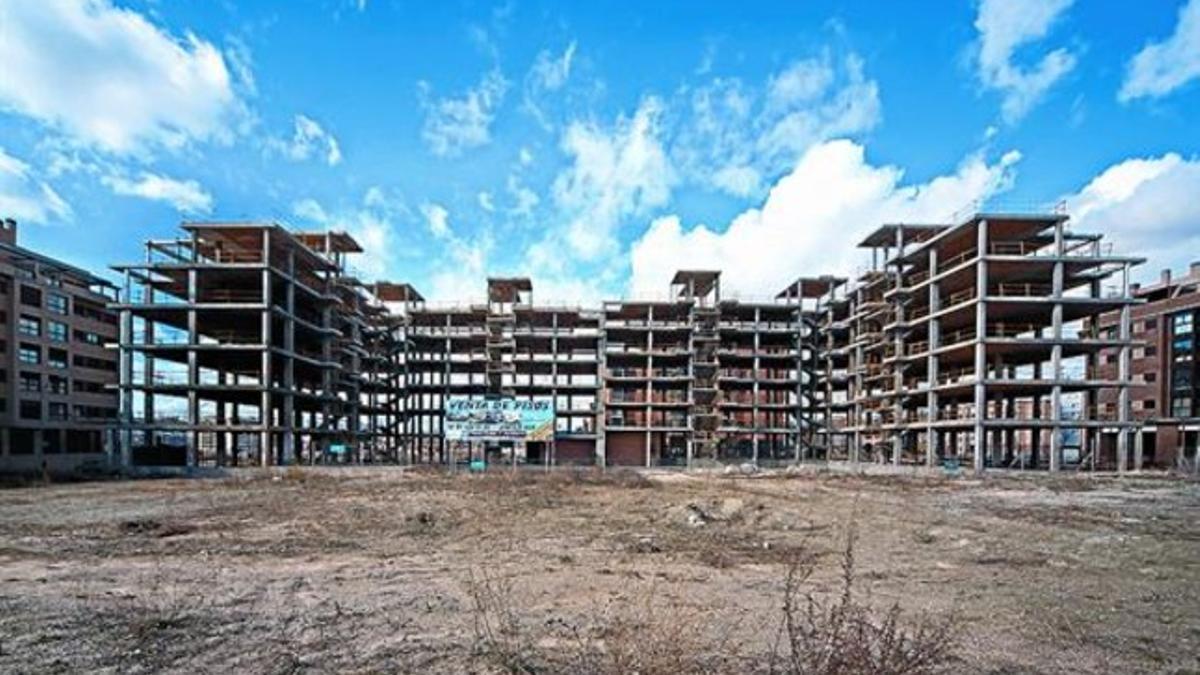 Bloques de pisos a medio construir en las afueras de Madrid.