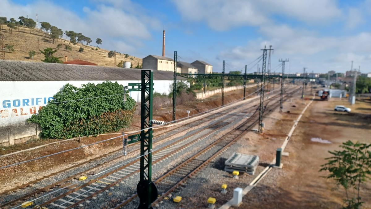 La estación, por fin electrificada a la espera este verano del AVE.