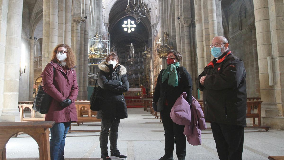 Las investigadoras y el delegado de Patrimonio, en la nave central de la catedral de Ourense.