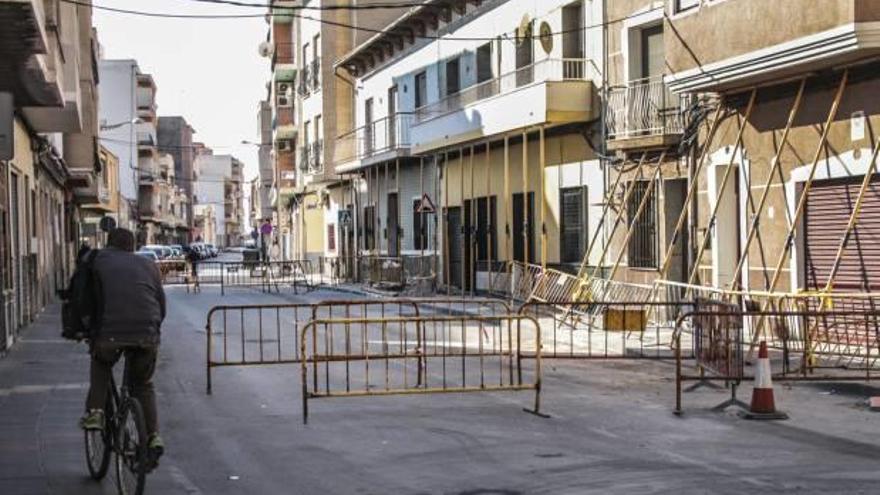 Los daños causados por fugas de agua obligan a derribar viviendas y reformar la carretera