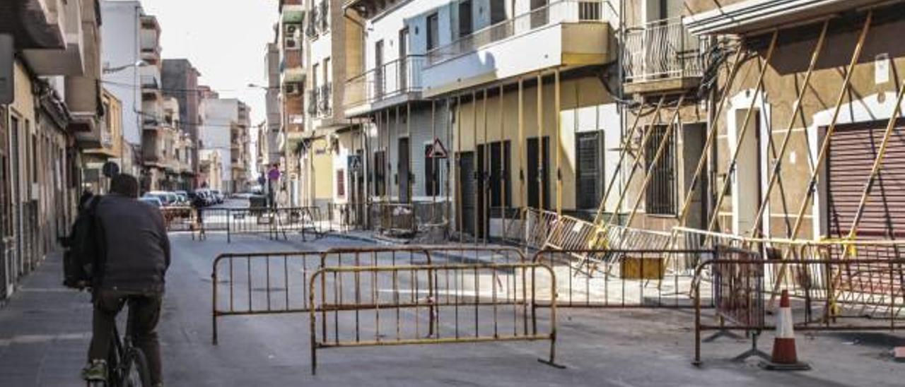 Los daños causados por fugas de agua obligan a derribar viviendas y reformar la carretera