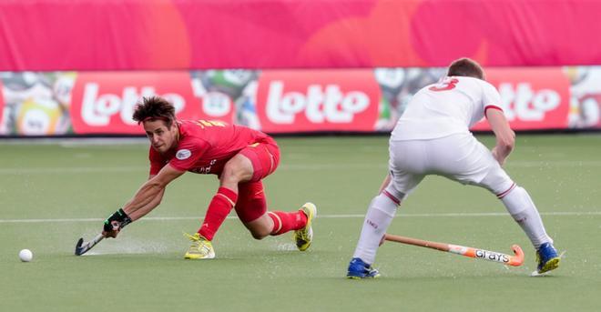 Josep Romeu (I) y Sam Ward de Inglaterra en acción durante el partido de EuroHockey 2019entre España e Inglaterra en Amberes, Bélgica.