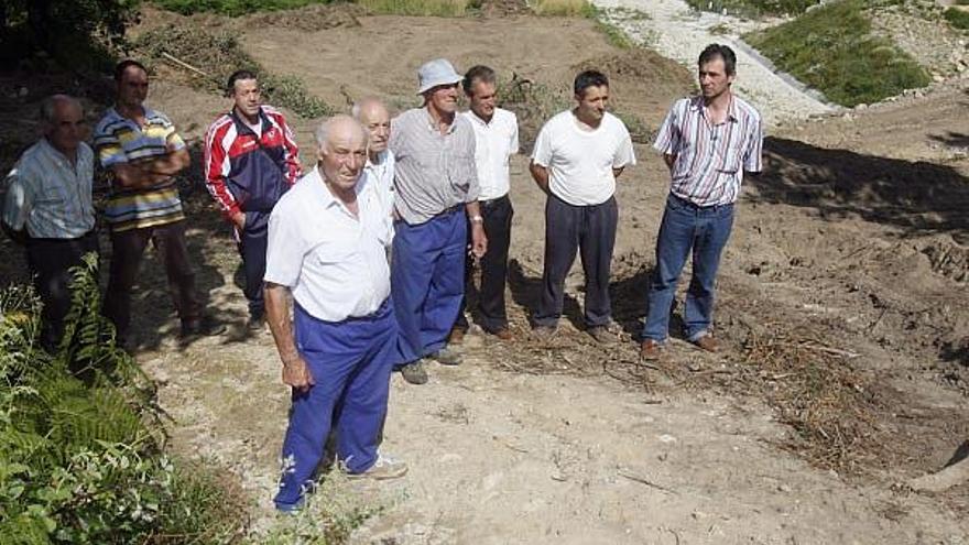 Un grupo de afectados muestra el camino de acceso a sus fincas, cerrado por las obras del AVE.