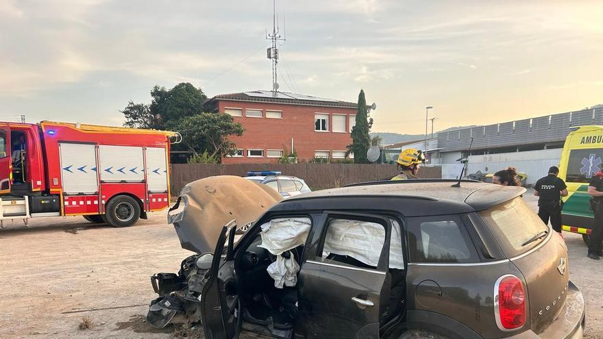 Ferit lleu a Torroella de Montgrí després d'estavellar-se contra una rotonda
