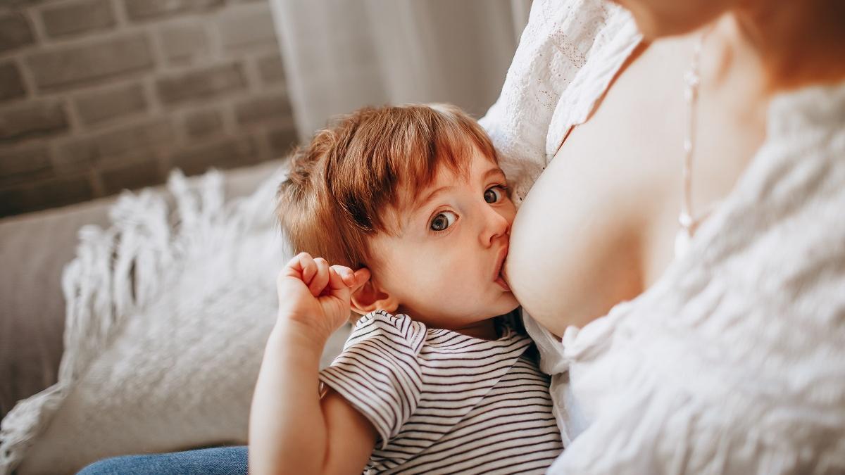 La lactancia materna favorece la musculatura oral, la respiración y la fonación del bebé.