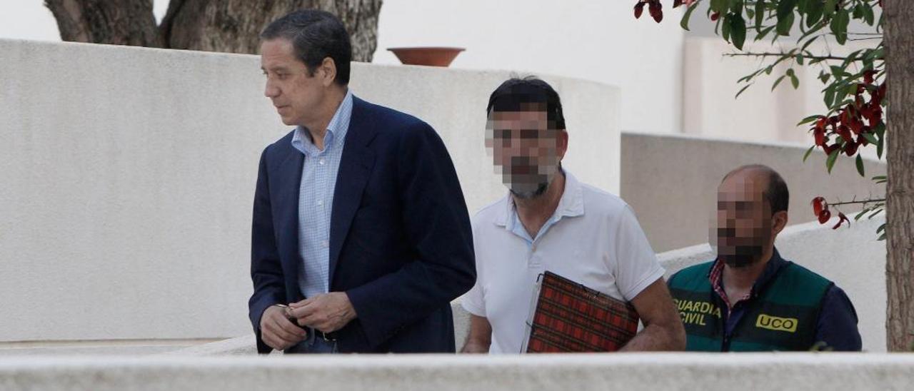 El exministro Eduardo Zaplana llega al registro de su casa en Benidorm, hace ahora un año.