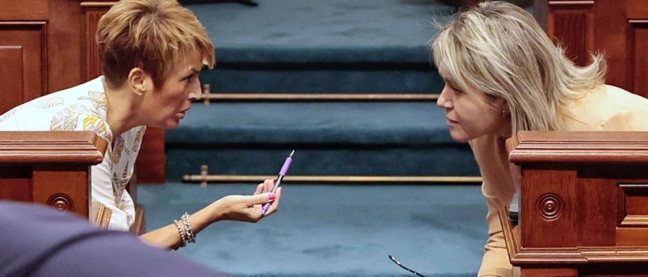 Las consejeras Elena Máñez y Alicia Vanoostende, ayer, en un momento del pleno del Parlamento.