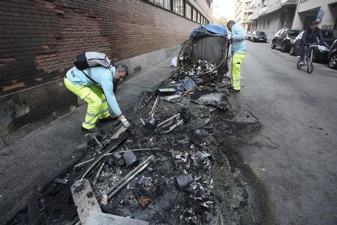 Un incendi de contenidors acaba amb un cotxe cremat i amb danys en una escola de Girona